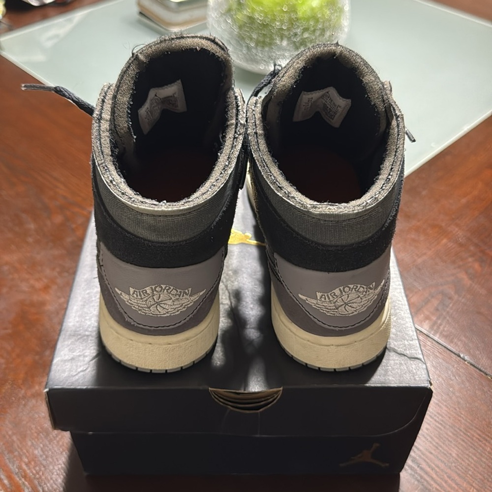 [DV0438-001] Youth Air Jordan Retro 1 Mid 'Craft Inside Out Black' (GS) - Picture 3 of 5